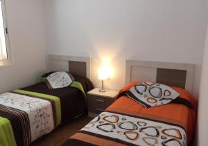 A bed or beds in a room at Trendy Homes Apartamento Isleta