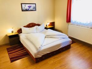 מיטה או מיטות בחדר ב-Szűts Panzió