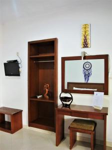 a room with a desk and a mirror at La Bila Dive Resort Amed in Amed