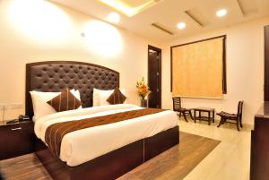 Postel nebo postele na pokoji v ubytování Hotel Kings Inn, Karol Bagh, New Delhi