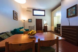 uma sala de estar com uma mesa de madeira com bananas em Toberto Apartment em Roma