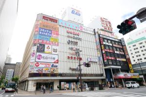 un edificio con molti cartelli in una città di Hiroshima no Oyado a Hiroshima