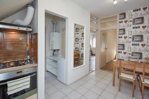 A kitchen or kitchenette at Zoli Apartmanok -Nóri Kölcsey 32 Még 13 kép