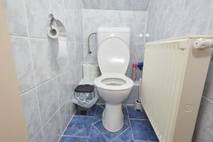 A bathroom at Zoli Apartmanok -Nóri Kölcsey 32