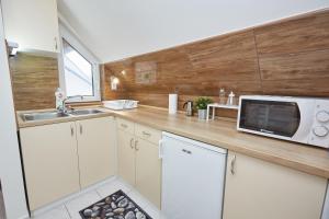 A kitchen or kitchenette at Zoli Apartmanok -Nóri Kölcsey 32