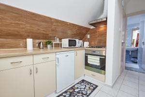 A kitchen or kitchenette at Zoli Apartmanok -Nóri Kölcsey 32