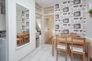 A kitchen or kitchenette at Zoli Apartmanok -Nóri Kölcsey 32