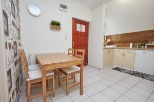 A kitchen or kitchenette at Zoli Apartmanok -Nóri Kölcsey 32