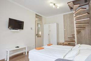 A bed or beds in a room at Zoli Apartmanok -Nóri Kölcsey 32