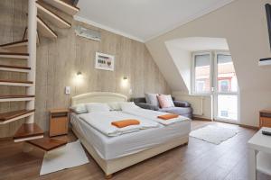 A bed or beds in a room at Zoli Apartmanok -Nóri Kölcsey 32