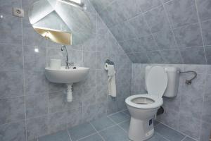 A bathroom at Zoli Apartmanok -Nóri Kölcsey 32
