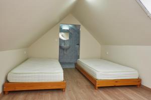 A bed or beds in a room at Zoli Apartmanok -Nóri Kölcsey 32