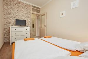 A bed or beds in a room at Zoli Apartmanok -Nóri Kölcsey 32