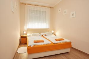 A bed or beds in a room at Zoli Apartmanok -Nóri Kölcsey 32