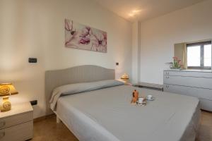 アルゲーロにあるAffittaSardegna-TRILO GEMELLI 4のベッドルーム(大きな白いベッド1台、ドレッサー付)