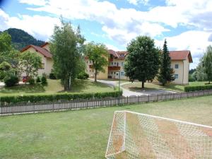 una imagen de un campo de fútbol con un objetivo en Haus Sonnhügel, en Sankt Kanzian