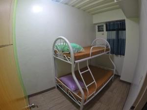 Bunk bed o mga bunk bed sa kuwarto sa Modern Apartment 301