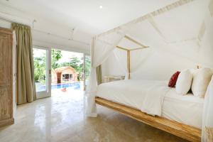 เตียงในห้องที่ Villa Del Mar Canggu