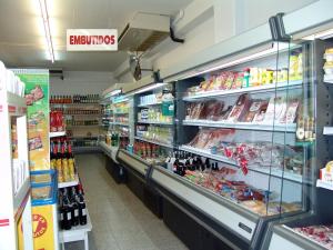 un corridoio di un negozio di alimentari con un sacco di cibo e bevande di Bungalows Peña Montañesa ad Aínsa