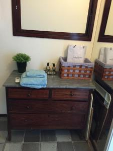 a wooden dresser with two baskets on top of it at Casa praia Porto de Galinhas Toquinho in Ipojuca