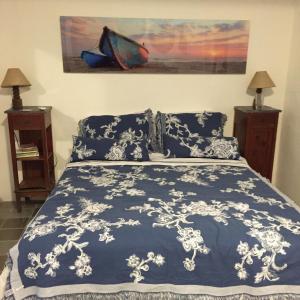 a bedroom with a bed with a blue comforter at Casa praia Porto de Galinhas Toquinho in Ipojuca +157 photos