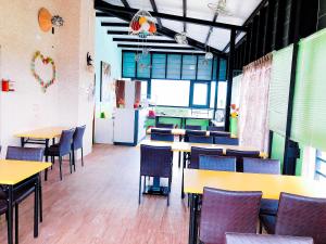 a dining room with tables and chairs in a restaurant at 吉祥城堡 Propitious Castle B&B in Zhixue