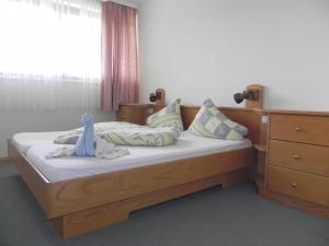 a bedroom with a bed with a dresser and a window at Apartments Kleinseeblick in Sankt Kanzian