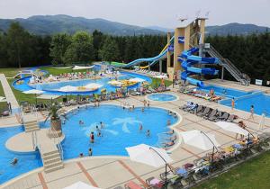 uma grande piscina com pessoas em um parque aquático em Apartma Sebastjan Dobova near Terme Paradiso em Dobova