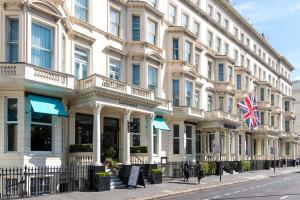 ein Gebäude mit einer britischen Flagge davor in der Unterkunft Radisson Blu Hotel, London South Kensington in London