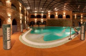 Bazén v ubytování Hotel Termal Abadia de Los Templarios nebo v jeho okolí