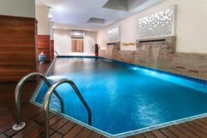 Piscina di Calypso Hôtel o nelle vicinanze