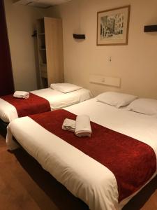 Postel nebo postele na pokoji v ubytování Hotel de Bretagne