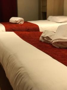 Postel nebo postele na pokoji v ubytování Hotel de Bretagne