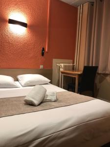 Postel nebo postele na pokoji v ubytování Hotel de Bretagne