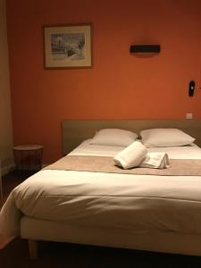 Postel nebo postele na pokoji v ubytování Hotel de Bretagne