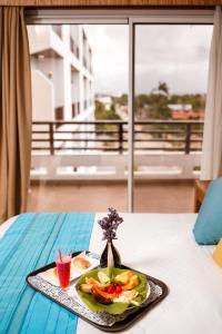 un piatto di frutta su un tavolo con vista di Calypso Hôtel a Toamasina