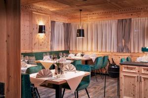 Ein Sitzbereich in der Unterkunft Hotel Neue Post