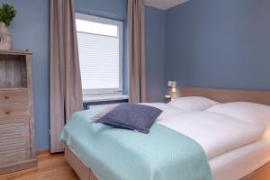 ヴェニングシュテットにあるWeisse Düne - App. 5のベッドルーム1室(大型ベッド1台、窓付)