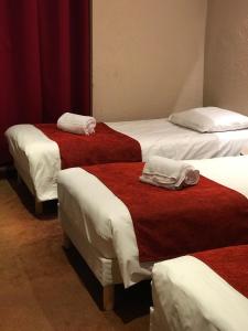 Postel nebo postele na pokoji v ubytování Hotel de Bretagne