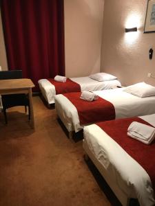 Postel nebo postele na pokoji v ubytování Hotel de Bretagne