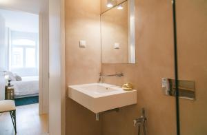 ein Badezimmer mit Waschbecken und Spiegel in der Unterkunft Grand Ouro Deluxe Apartment Downtown Baixa in Lissabon + 17 Fotos
