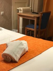 Postel nebo postele na pokoji v ubytování Hotel de Bretagne
