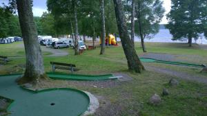Golf v kempu nebo okolí