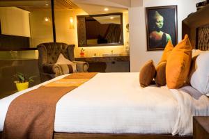 Tempat tidur dalam kamar di Hotel Mystic Mountain