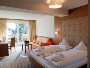 ラグンドにあるRuster Resortのベッドルーム(大型ベッド1台付)、リビングルームが備わります。