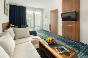 ein Wohnzimmer mit Sofa und Tisch in der Unterkunft Villa Dune in Sarbinowo