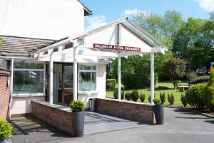 een wit gebouw met een bord waarop staat 'western park furniture' bij Villaggio in Warrington