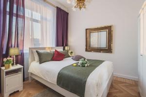 Postel nebo postele na pokoji v ubytování GMApartments 4 rooms with mansard on Tverskaya