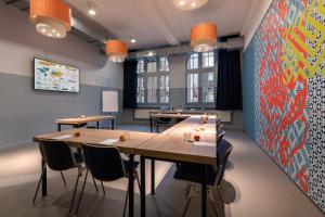 Ein Restaurant oder anderes Speiselokal in der Unterkunft Stayokay Hostel Amsterdam Oost 