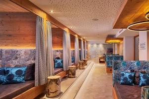 Ein Sitzbereich in der Unterkunft Hotel Neue Post